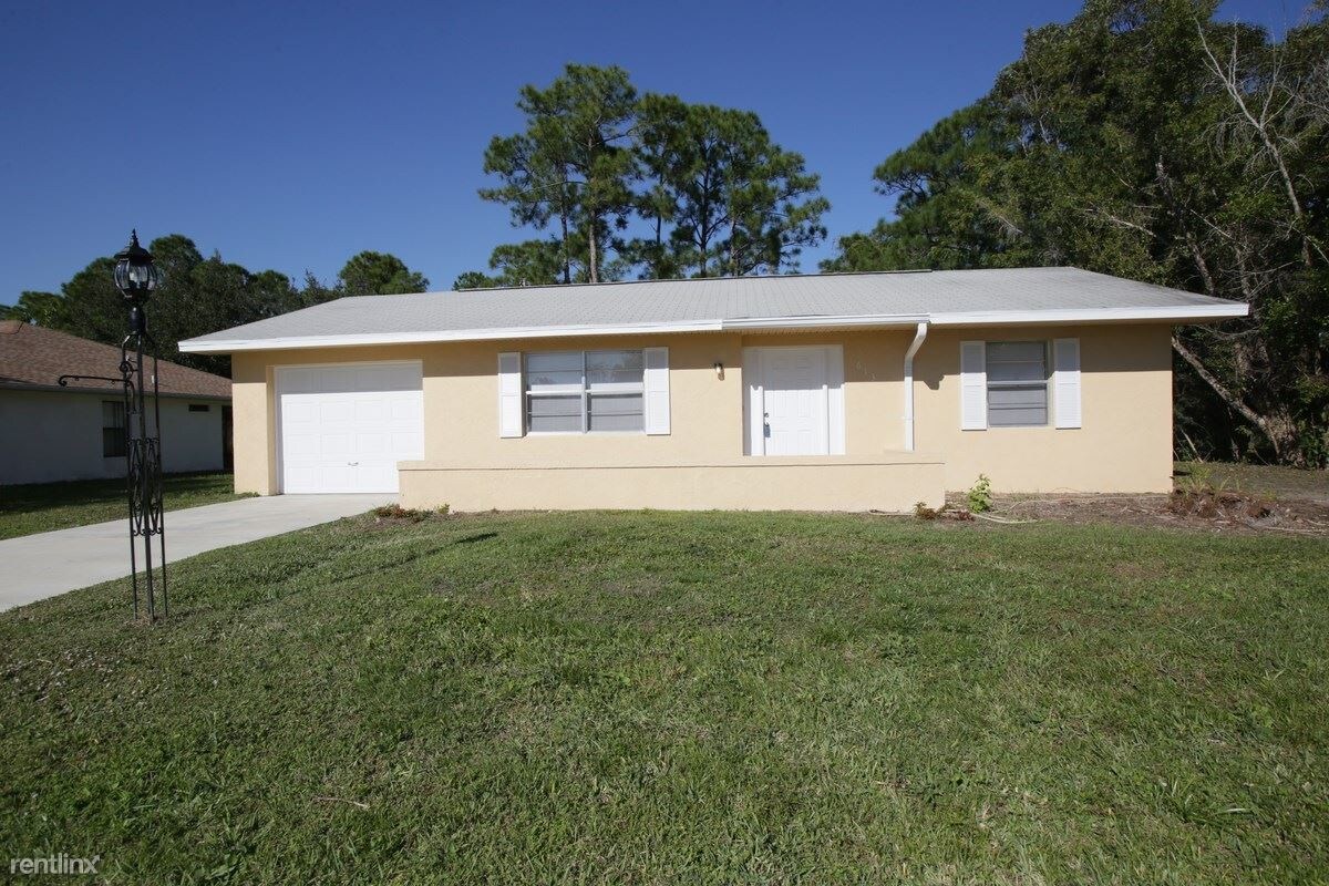 Primary Photo - 2 br, 1.5 bath House - 613 SE Starfish Avenue