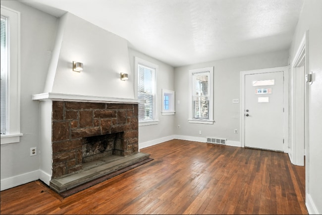 Building Photo - "Charming 3-Bed Retreat with Gleaming Hardwood Floors on Beacon Hill Avenue!"