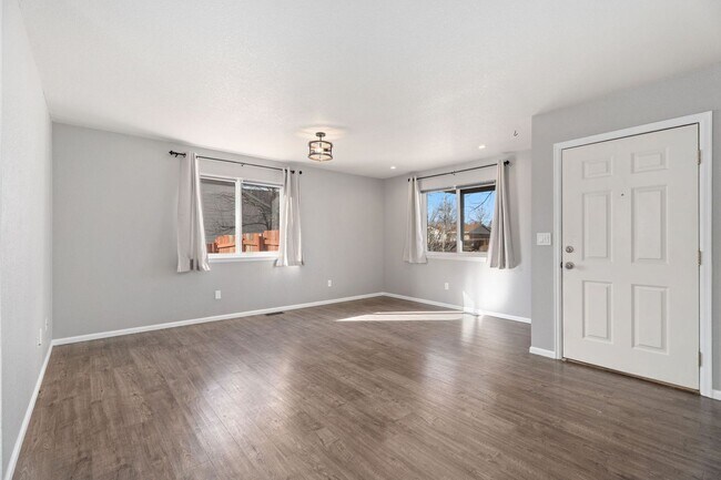 Building Photo - Updated 3-Bed 2-Bath Home with Spacious Yard