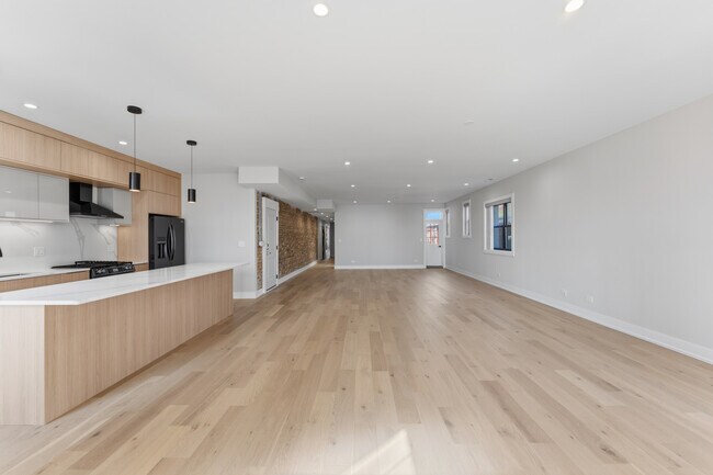 Building Photo - 7518 N Eastlake Terrace