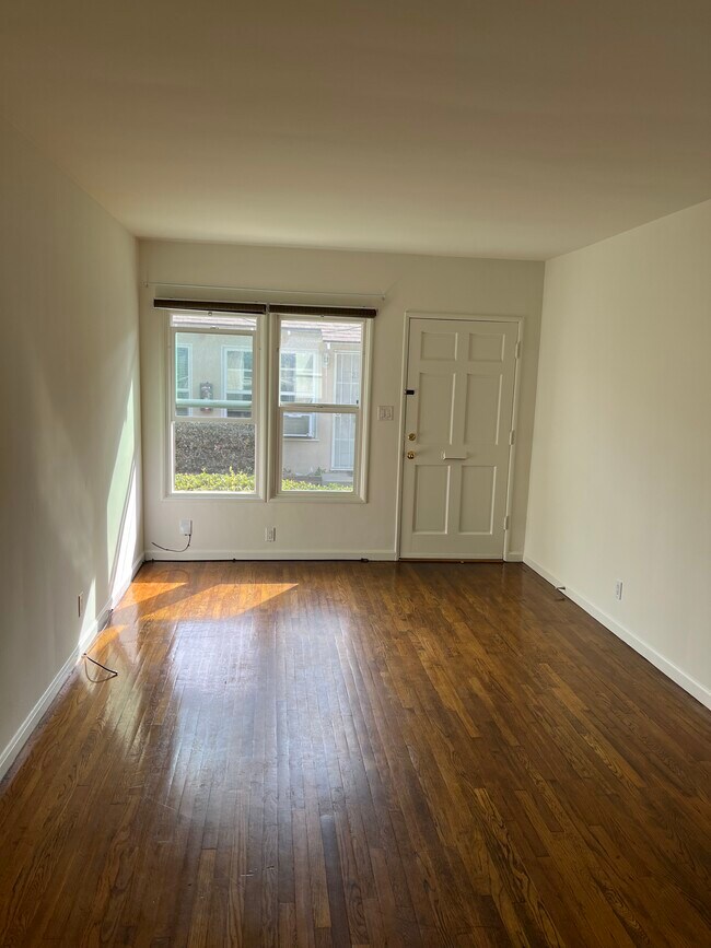 Foto del edificio - 2542 N Buena Vista St