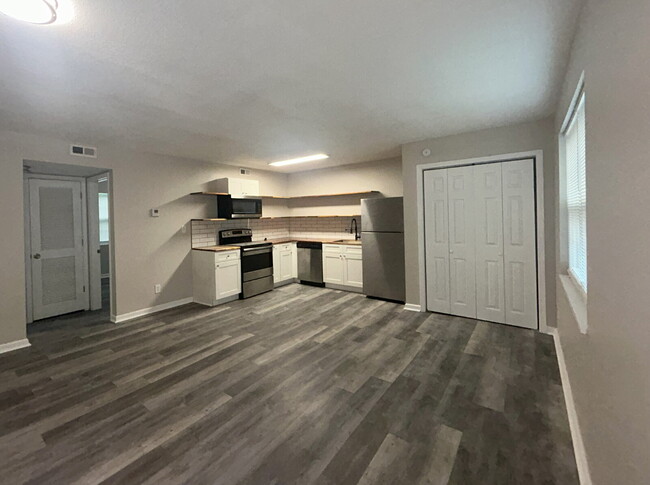 Building Photo - S. Knox 1bd/1ba- 1st floor Unit Available Now