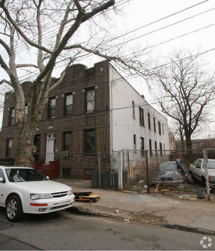 Building Photo - 677 Linwood St