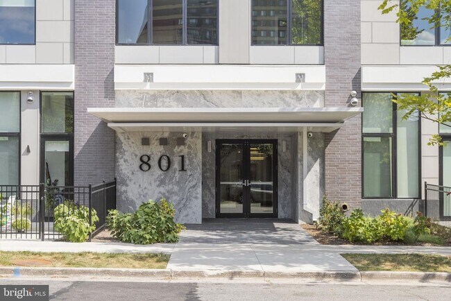 Foto del edificio - 801 S Fairfax St