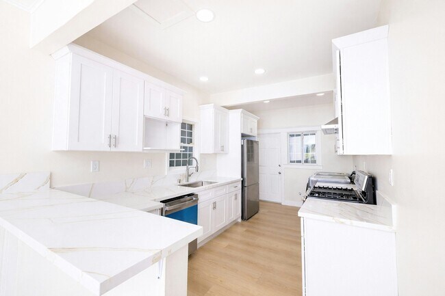 Building Photo - 1205 Oak Hill Ave