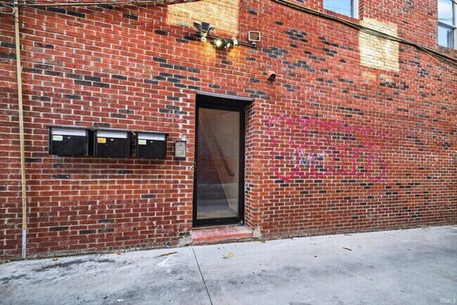 Building Photo - 2 bedrooms Center of Downtown!