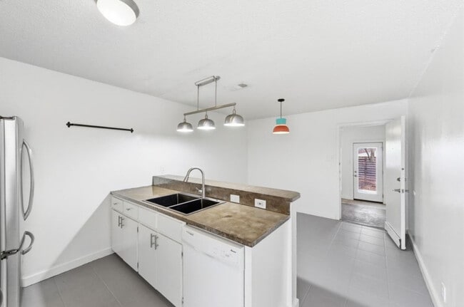 Building Photo - 3408 Dolphin Dr