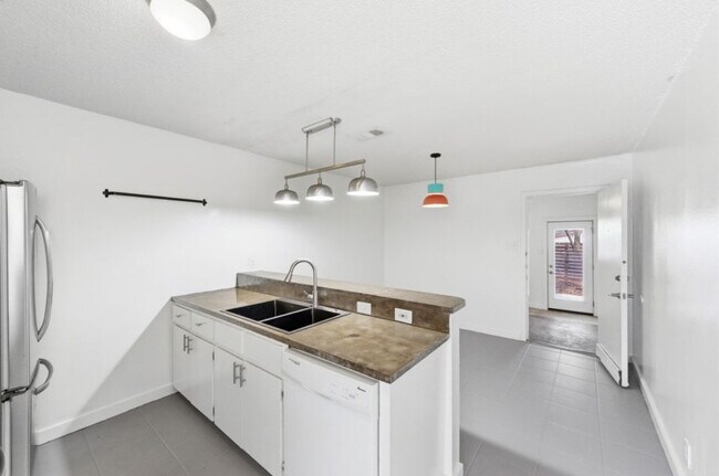 Foto del edificio - 3408 Dolphin Dr