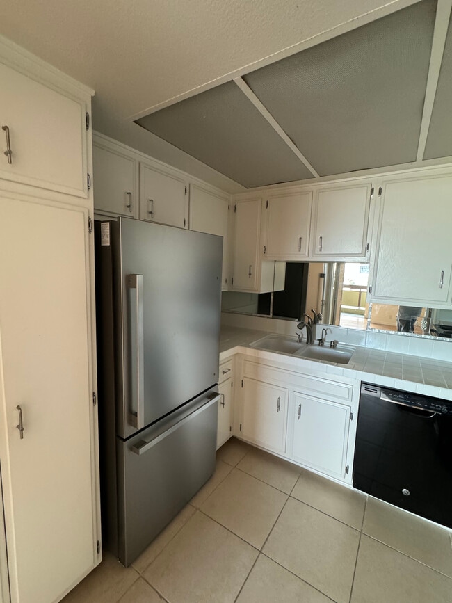 Kitchen - 321 S San Vicente Blvd