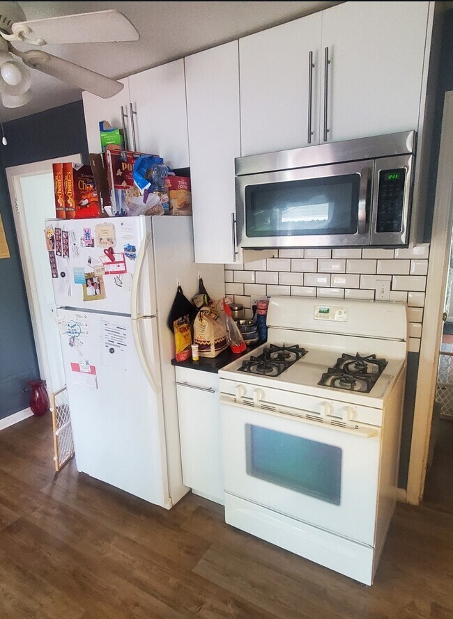 Gas oven, microwave - 3620 Polk Street