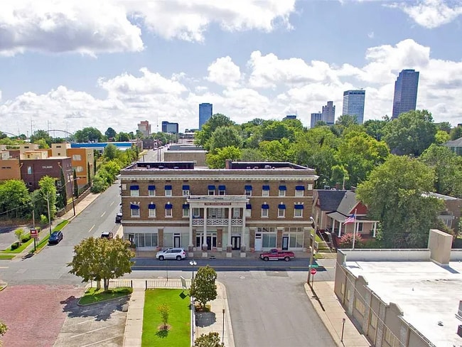 Building Photo - 101 S Victory St