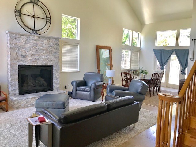 Building Photo - Gorgeous home with stunning water views