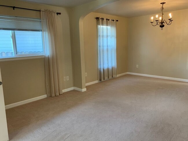 Building Photo - 4 Bedroom Duplex