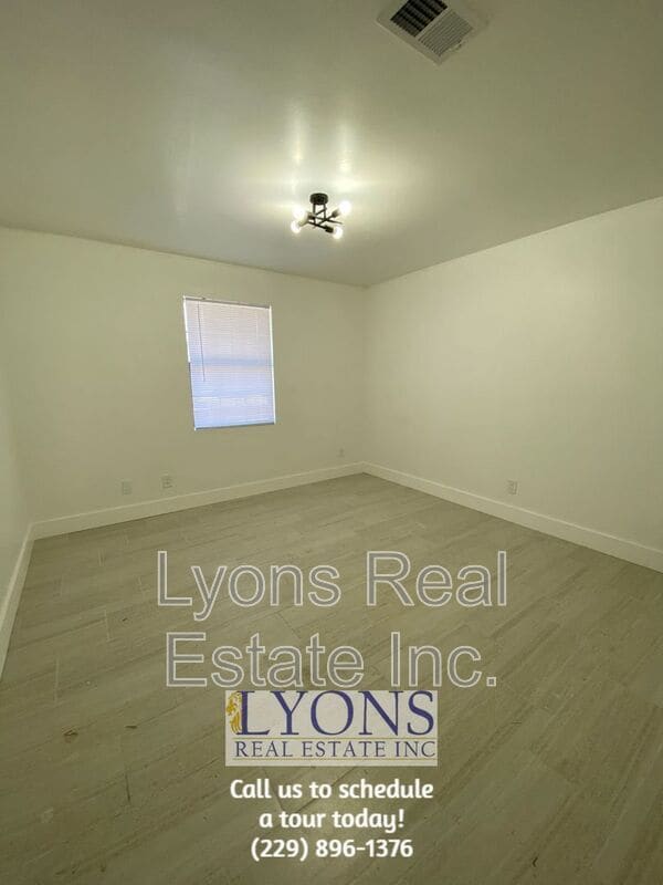 Building Photo - 1028 S Gordon Ave