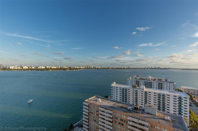 Foto del edificio - 7601 E Treasure Dr