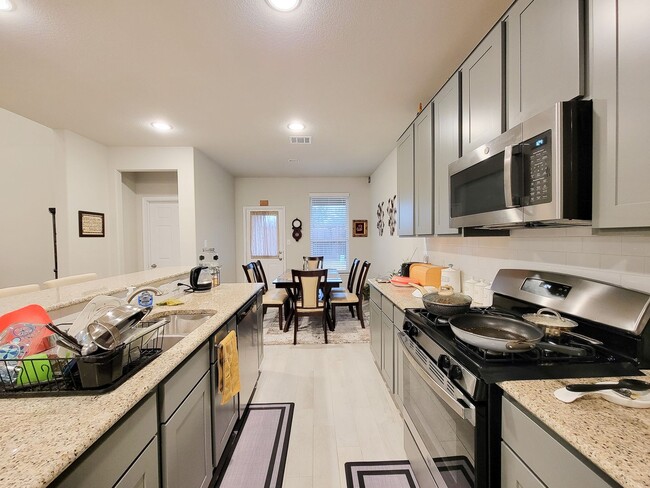 Foto del edificio - This stunning 2-year-old house with 4 beds, 3 baths, and an attached 2-car garage, it offers ampl...