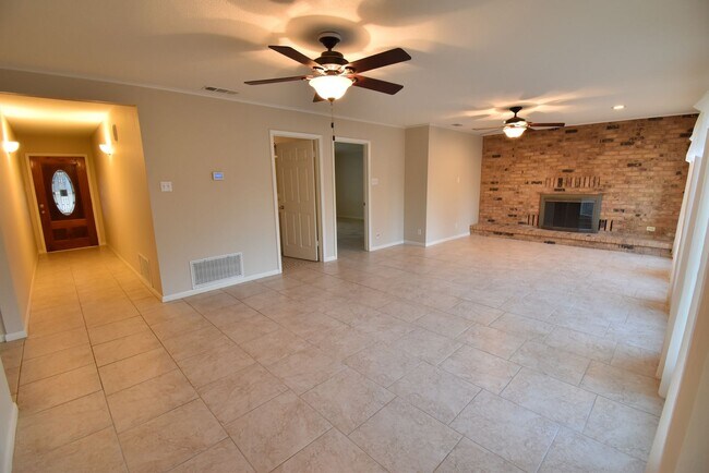 Building Photo - Coming Soon! 3 Bedroom Home On Lake Tyler!