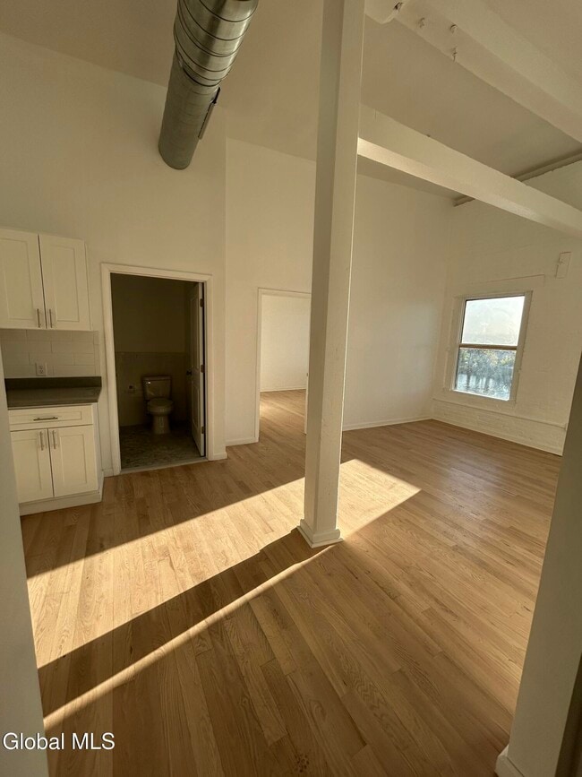 Building Photo - 155 River St