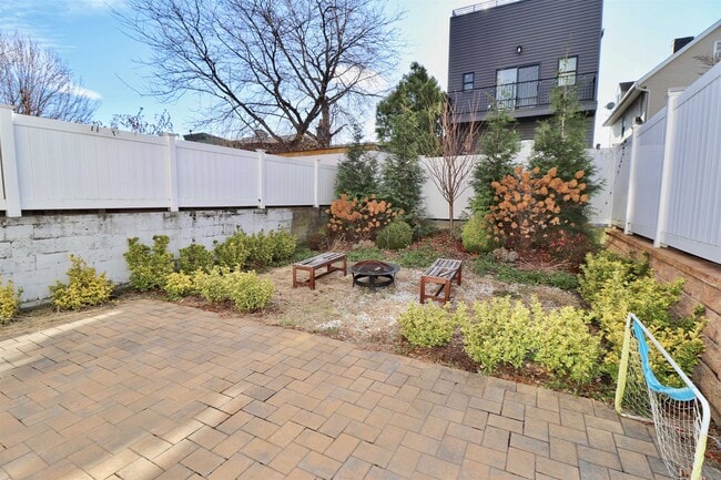 Building Photo - 19 Graham St