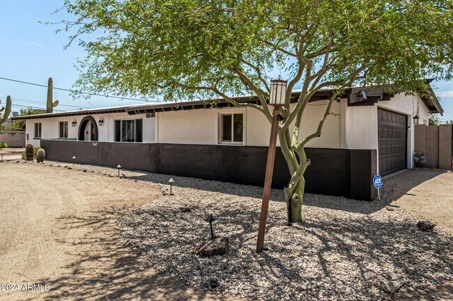 Foto del edificio - 7667 E Cactus Rd