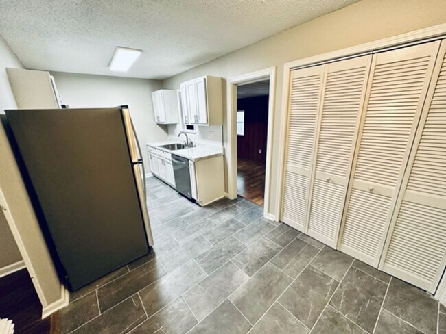 Foto del edificio - 3 bedroom, 2 bath near Whitten and Elmore with update bathrooms