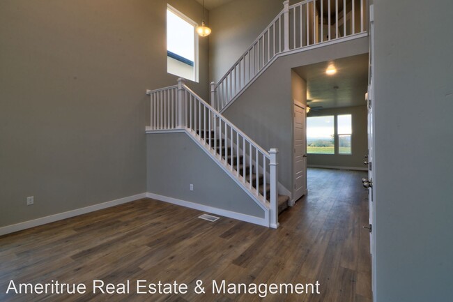 Building Photo - 4 br, 2.5 bath House - 1741 E 1600 N