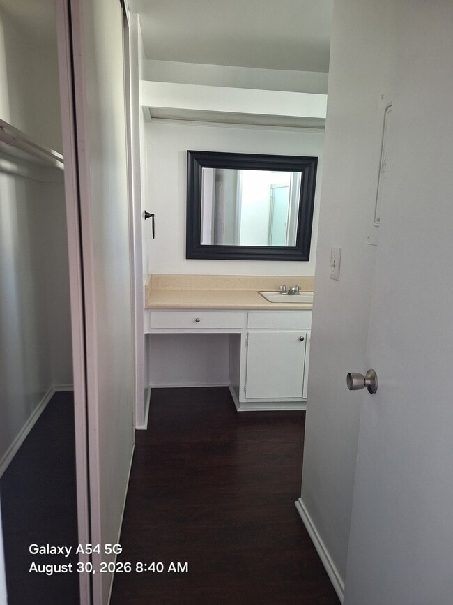 Building Photo - 609 De La Vina St