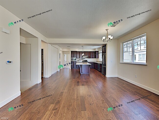 Building Photo - 4 br, 4.5 bath Townhome - 205 Valencia Ave