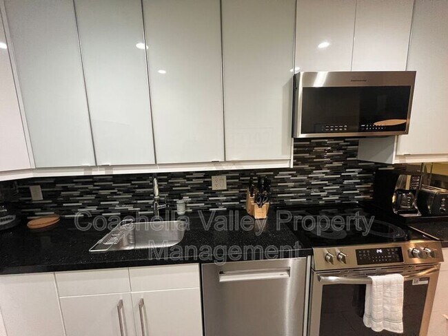 Foto del edificio - 2821 Los Felices Cir W