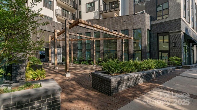 Foto del edificio - 4401 Barclay Downs Dr