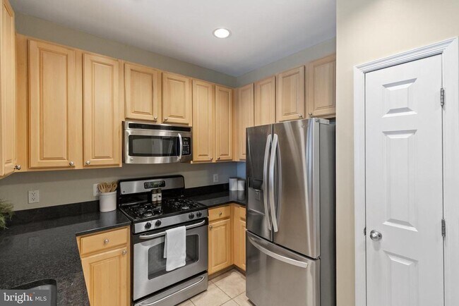 Building Photo - 2465 Army Navy Dr