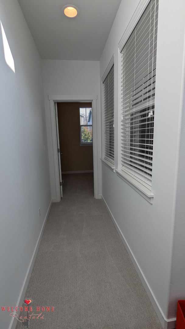 Building Photo - Beautiful open floorplan with FOUR large b...