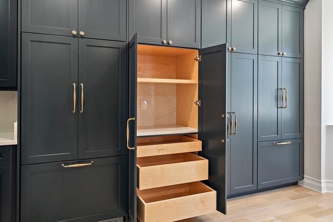 Building Photo - 100 E Brookline St