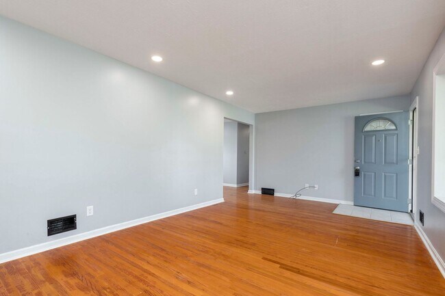 Foto del edificio - 1702 Bonnyville Blvd