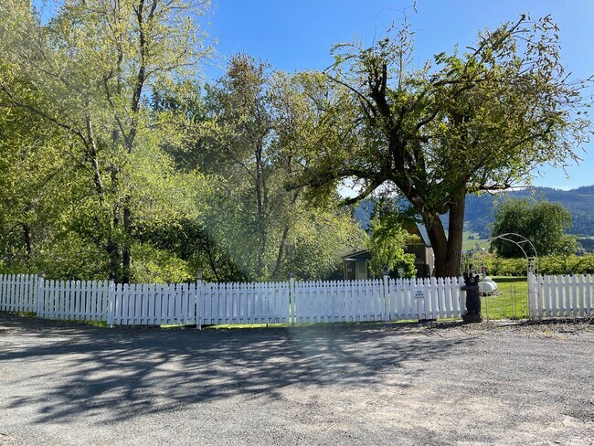 Building Photo - 15 Buck Run Ln