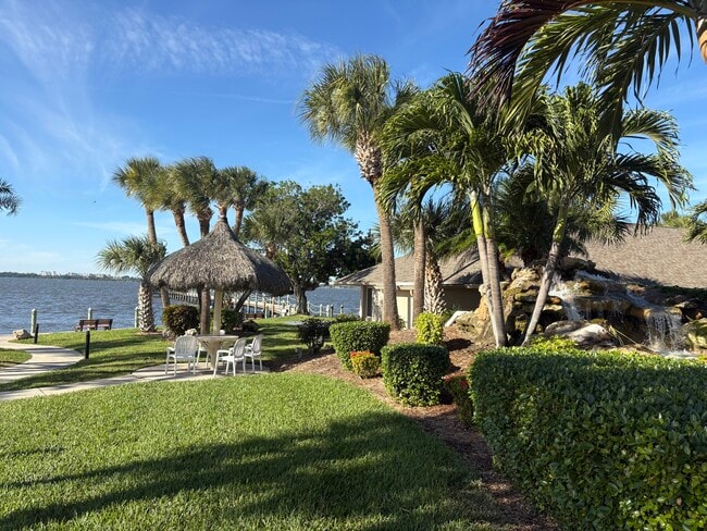 Foto del edificio - 562 Carousel Ln