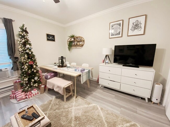 Building Photo - 726 W Roscoe St