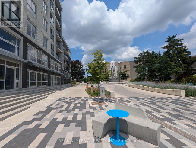 Building Photo - 275 Larch St