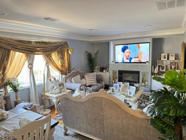 Building Photo - 611 Middlesex St