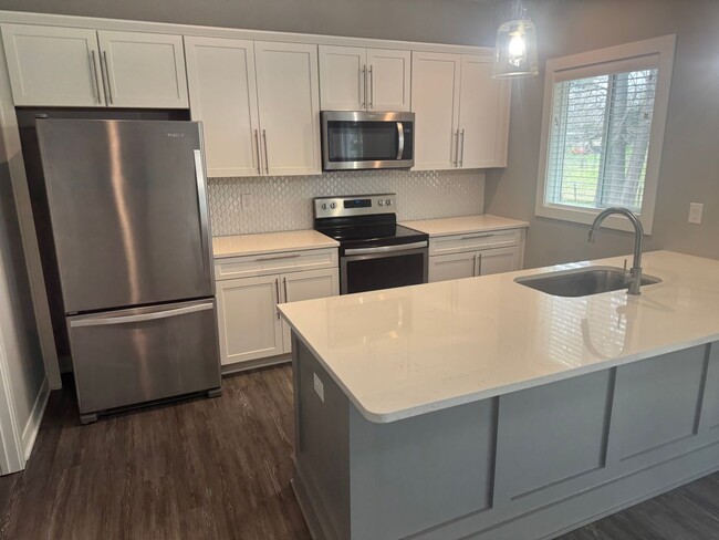Building Photo - Beautiful Single Family Home With 6 Car At...