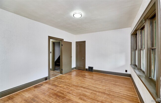 Foto del edificio - 5021 Ray Ave