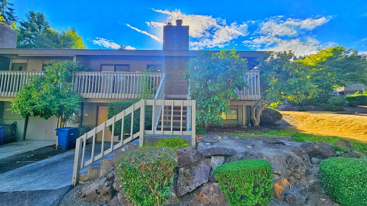 Primary Photo - Modern Bellevue Townhome | Chef’s Kitchen,...