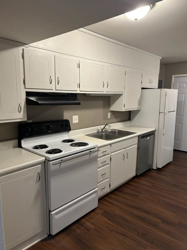 Building Photo - COMING SOON! MOVE IN SPECIAL- $0 SECURITY ...