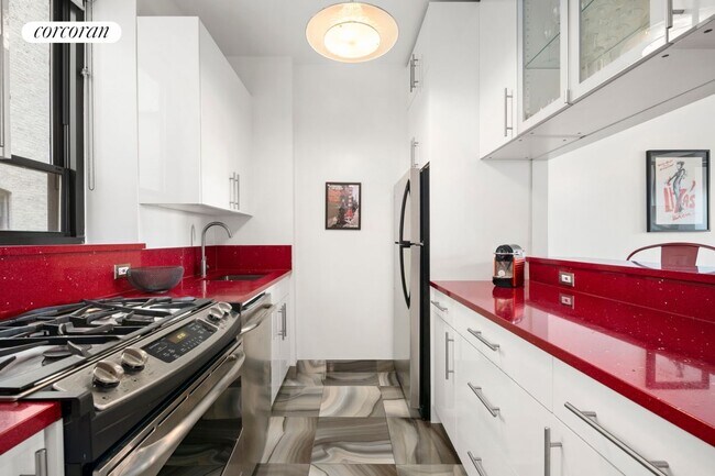 Building Photo - 104 W 70th St