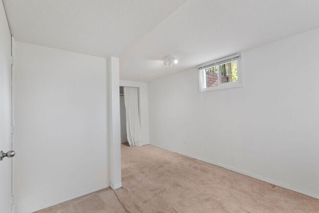 Building Photo - 2 Bedroom 1 Bath Duplex