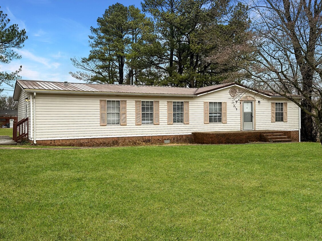 Primary Photo - Spacious 3 bedroom/2 bath Home with Tons o...