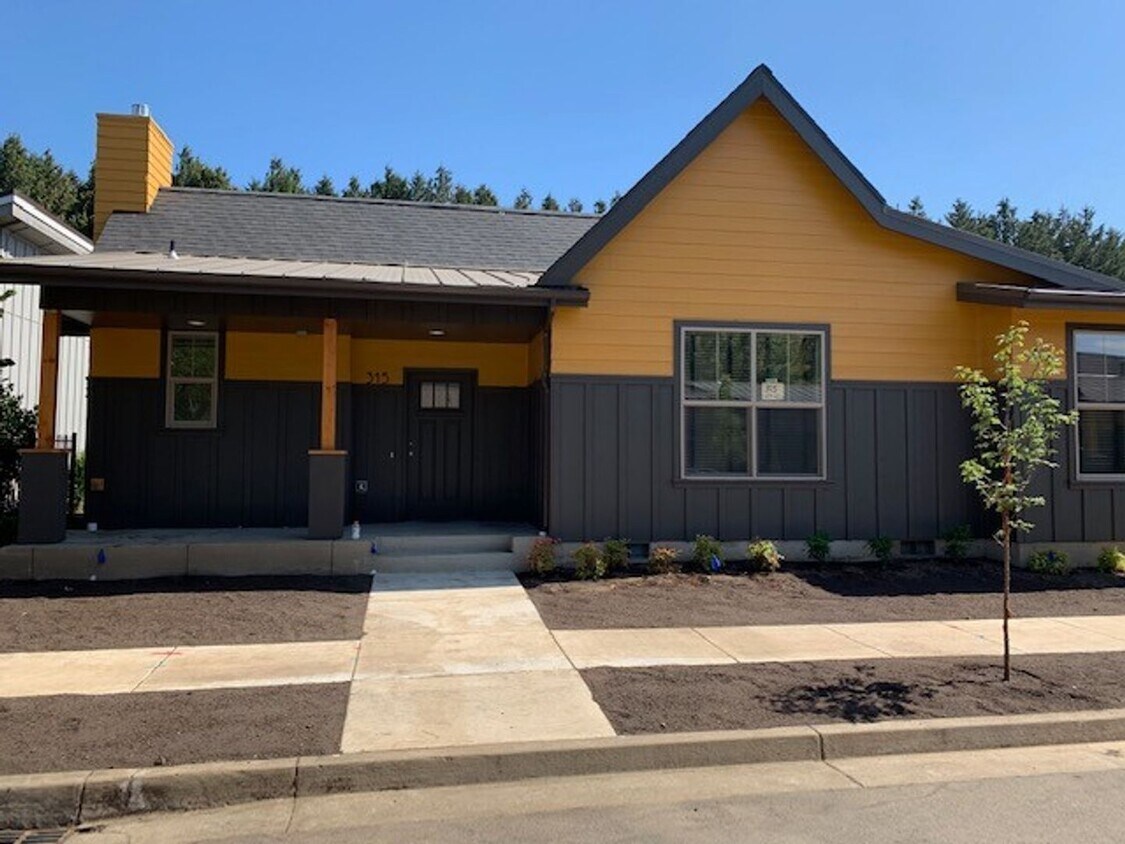 Primary Photo - Beautiful 3Bed/2.5Bath Duplex Near Autzen ...