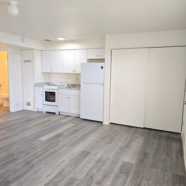 Foto del edificio - Remodeled and Fresh! One Bedroom Apartment with utilities included