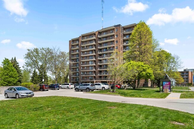 Photo du bâtiment - Regal Tower Apartments - Chatham