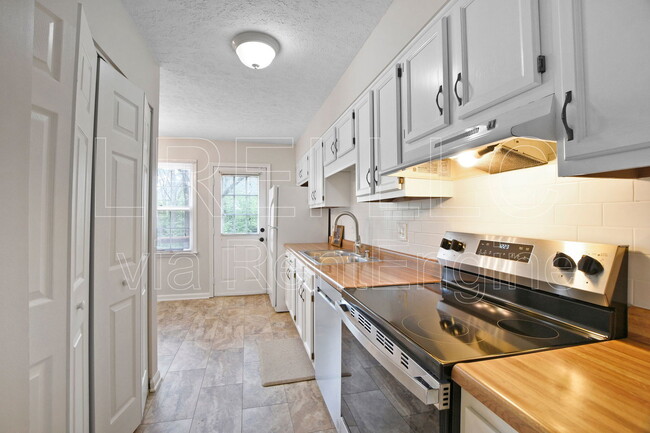 Building Photo - 10783 Colonial Woods Ct